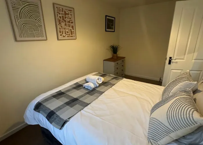 Spacious 3 Bedroom Flat Close To City Center