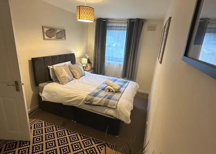 Spacious 3 Bedroom Flat Close To City Center