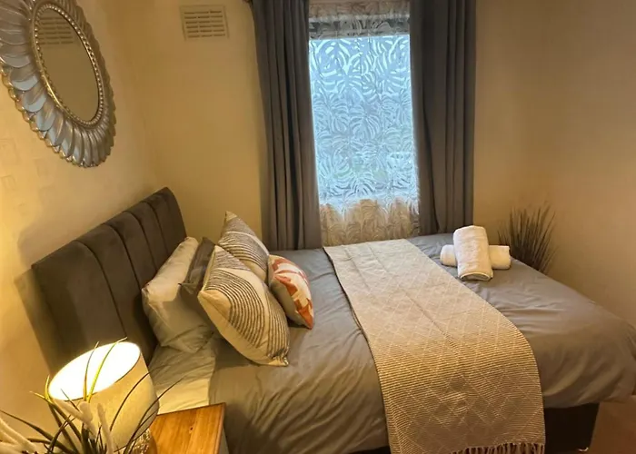 Spacious 3 Bedroom Flat Close To City Center