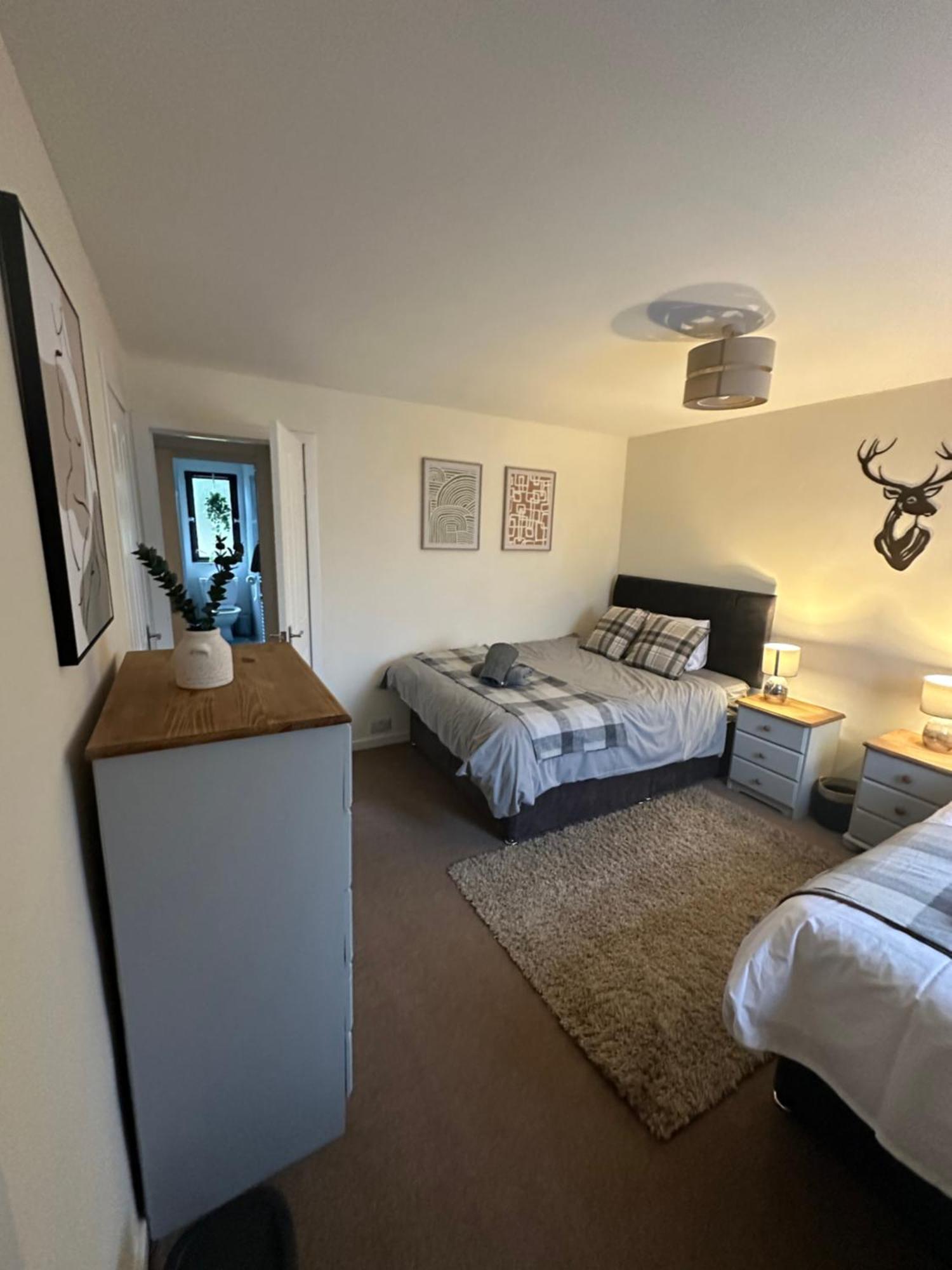Apartment Spacious 3 Bedroom Flat Close To Center