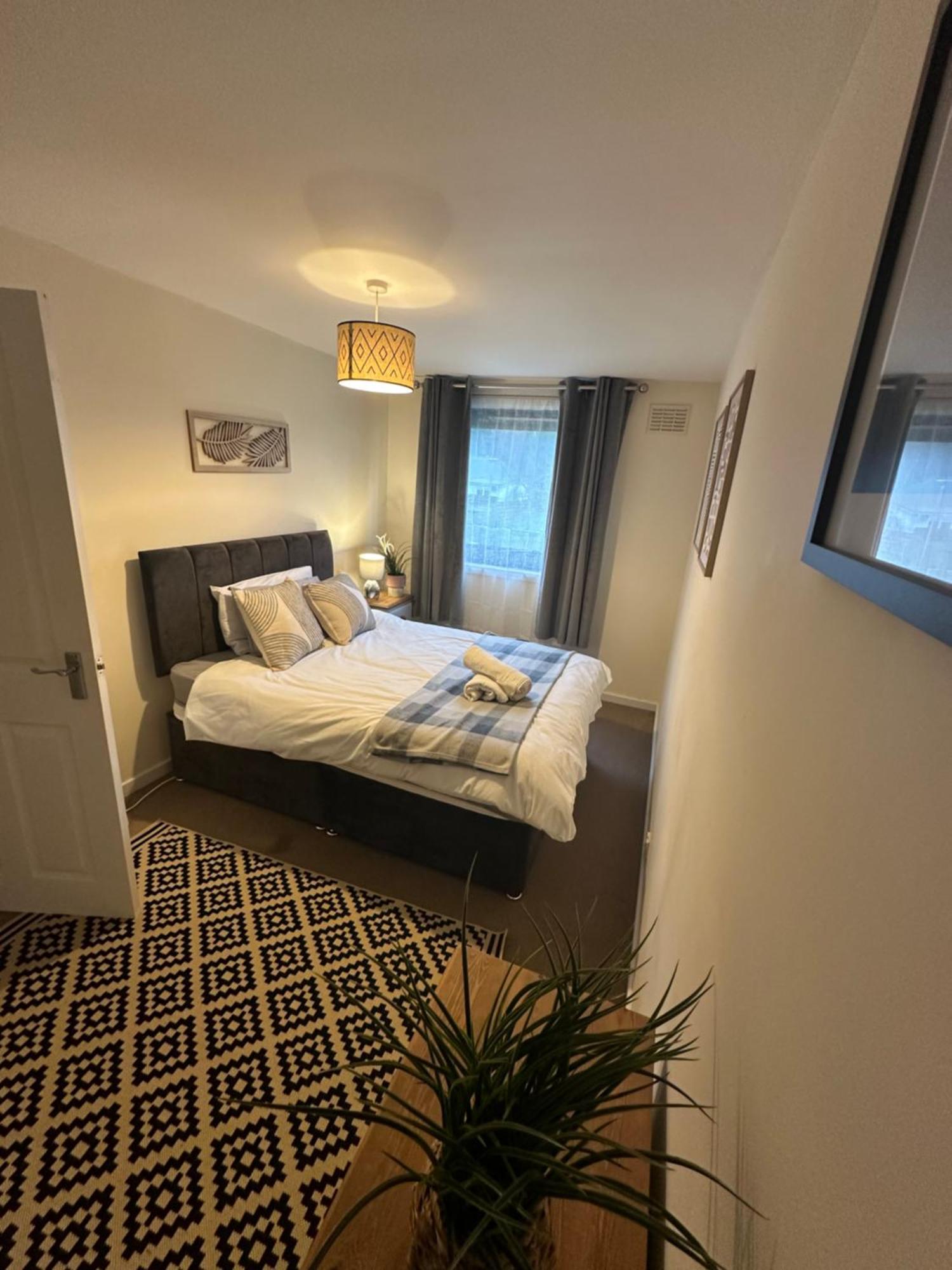 Spacious 3 Bedroom Flat Close To Center *