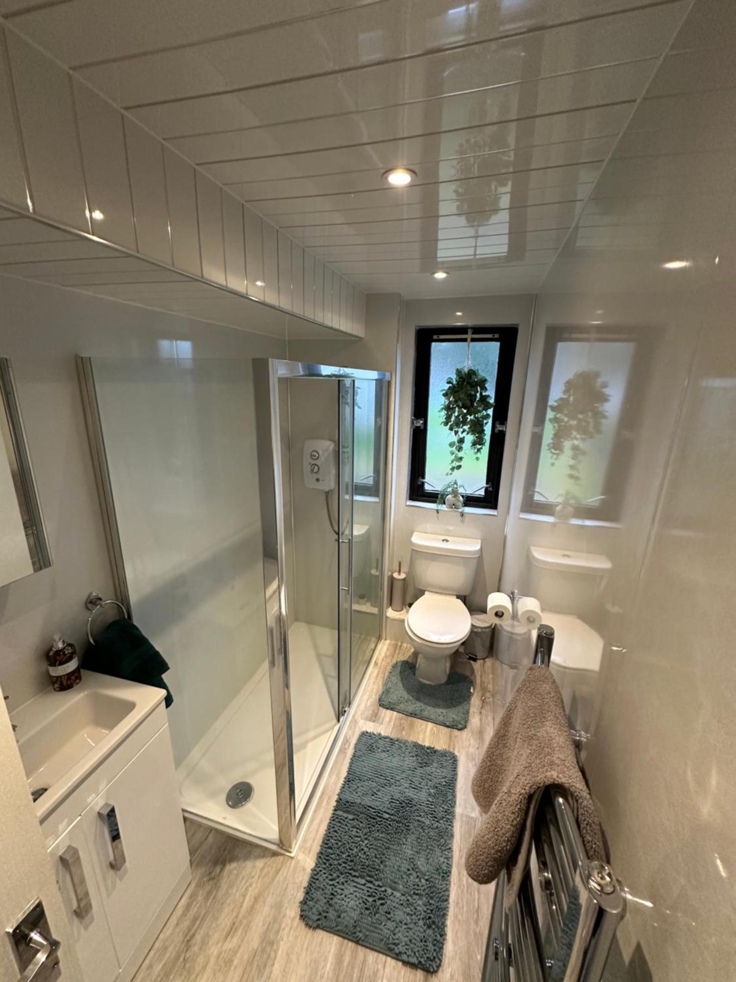 Apartment Spacious 3 Bedroom Flat Close To Center