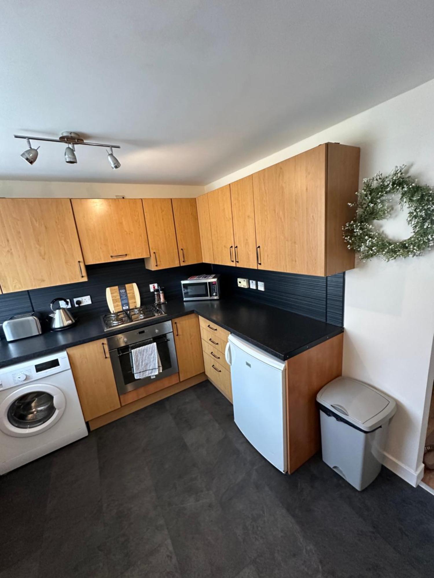 Spacious 3 Bedroom Flat Close To Center *
